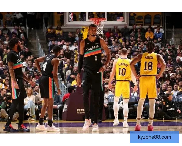 詹东里组合战热火状态成疑 湖人凌晨4点才抵达迈阿密酒店